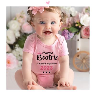 Body rosa claro personalizado para bebé com texto Princesa Beatriz e flores ao fundo