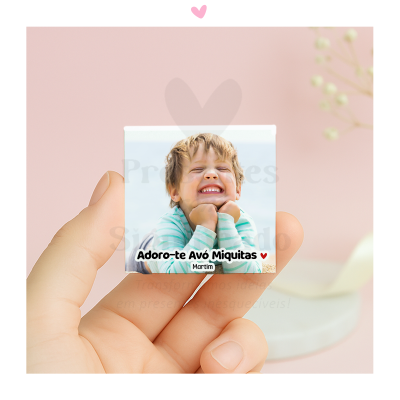 Quadrado com imagem de menino sorridente e texto personalizado em português.