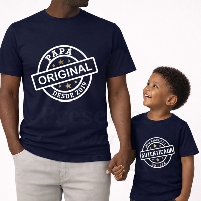 Duas t-shirts azul marinho com textos para pai e filho, texto branco e dourado.