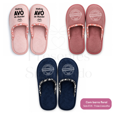 Três pares de chinelos de felpa rosa claro, rosa escuro e azul escuro com barra floral e mensagens personalizadas