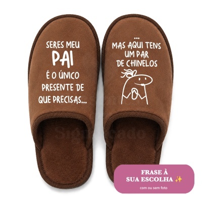 Par de chinelos castanhos com frases em branco em português e desenho simples