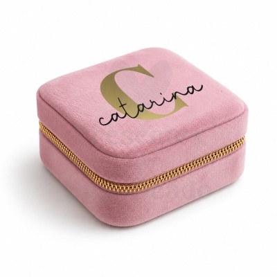 Caixa de jóias em veludo rosa com fecho dourado e nome Catarina no topo