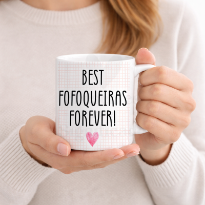 Caneca branca com texto BEST FOFOQUEIRAS FOREVER e coração rosa