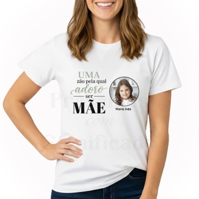 T-shirt branca com texto e fotografia de menina com nome Maria Inês