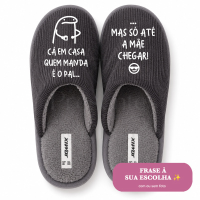 Chinelos cinzentos com frases divertidas em branco e etiqueta JOMIX