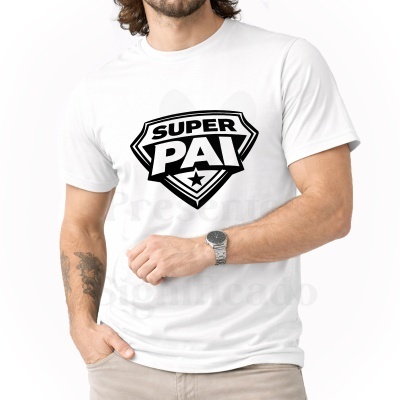T-shirt branca com estampa preta SUPER PAI em formato de escudo