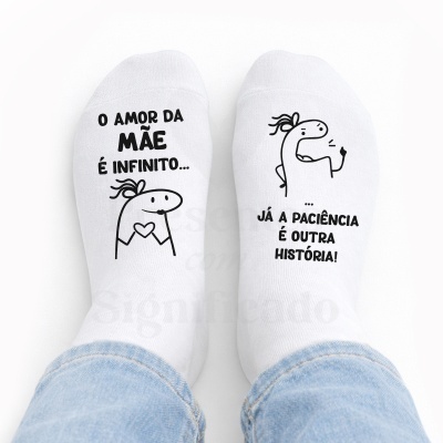 Meias brancas com desenhos e texto em preto sobre amor e paciência de mãe