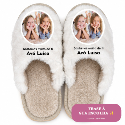 Chinelos felpudos creme com foto e texto personalizado para avó