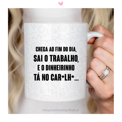 Caneca branca com texto humorístico em português segurada por uma mão com anel