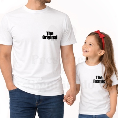 Adulto e criança com t-shirts brancas com texto preto no peito, menina com laço vermelho e ambos com calças de ganga