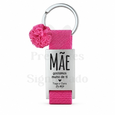 Porta-chaves com fita rosa, placa metálica gravada e pompom