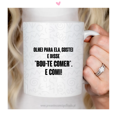 Caneca branca com texto 'OLHEI PARA ELA, GOSTEI E DISSE 