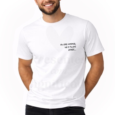 Homem a usar t-shirt branca com texto preto no peito