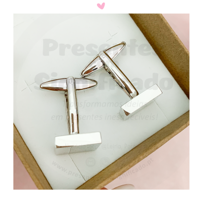 Botões de punho metálicos prateados retangulares numa caixa de cartão.