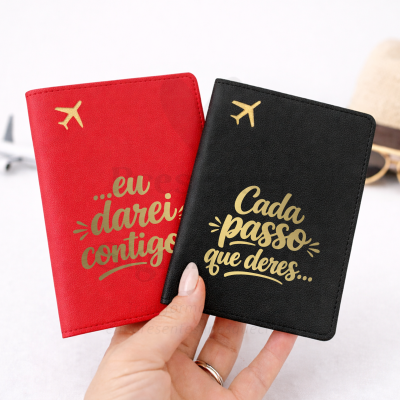 Capas para passaporte vermelho e preto com frases douradas e ícone de avião