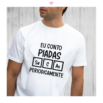T-shirt branca com texto preto em estilo tabela periódica