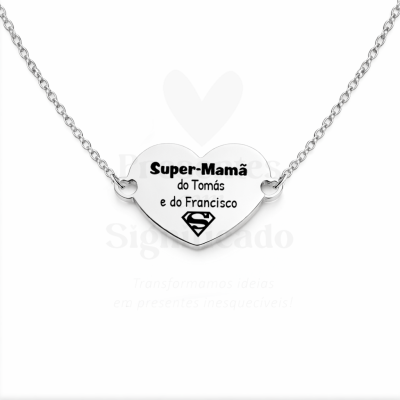 Colar prateado com pendente em forma de coração gravado
