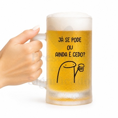 Caneca de vidro fosco com cerveja e texto humorístico em português.