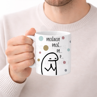 Caneca branca com texto PACIÊNCIA PACIÊ... PA... P... e bolinhas coloridas.