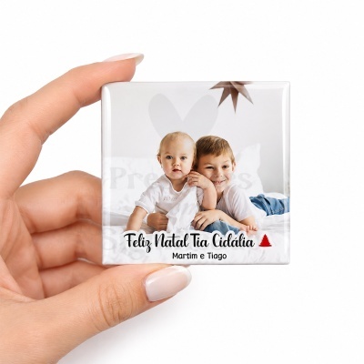 Íman quadrado com fotografia de duas crianças e texto personalizado de Natal