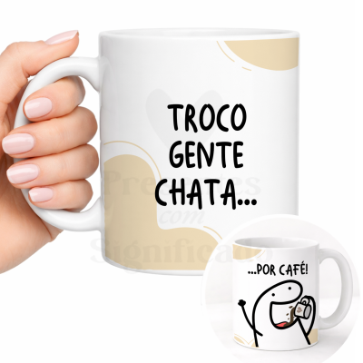 Caneca branca com texto humorístico e desenho animado a beber café