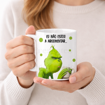 Caneca branca com ilustração do Grinch e texto em português