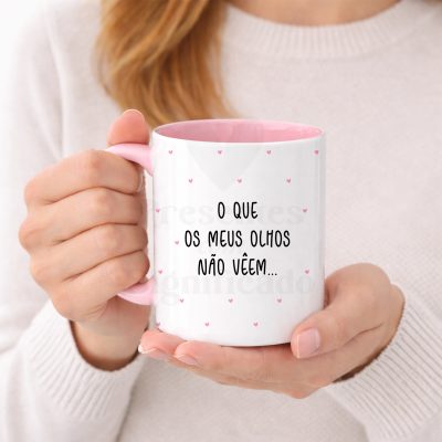 Caneca branca com interior e pega rosa com texto em português