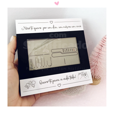 Caixa de presente com termómetro digital branco e frases em português, decorada com desenhos e corações