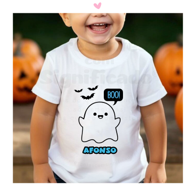 Camiseta branca infantil com estampa de fantasma, morcegos e texto BOO! AFONSO