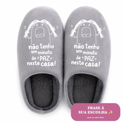 Chinelos cinza com frase e ilustração em branco