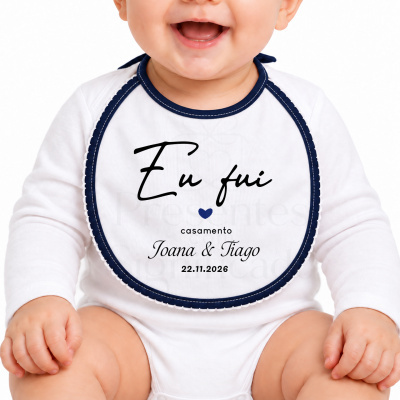 Babete branco para bebé com texto personalizado de casamento nas cores preto e azul