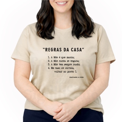 T-shirt bege com texto REGRAS DA CASA em preto numa mulher.