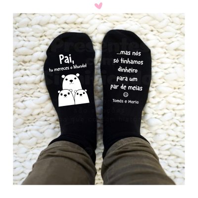 Par de meias pretas com texto branco e desenhos de ursos
