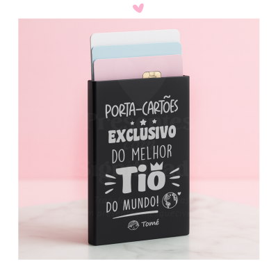 Porta-cartões preto com texto branco e três cartões