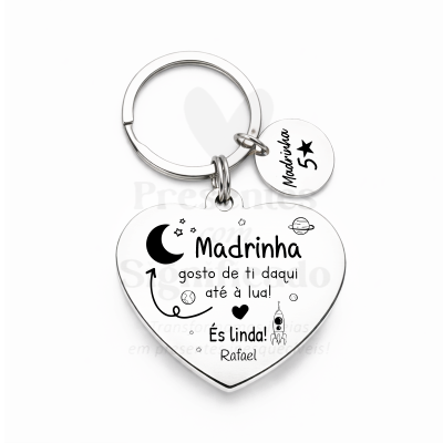 Chaveiro metálico prateado em formato de coração e pendente redondo com texto e desenhos relacionados com o espaço.