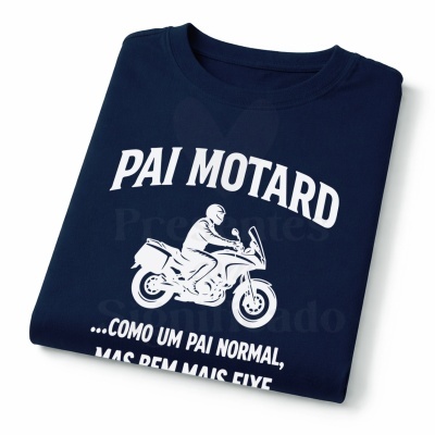 T-shirt azul escura com texto e imagem de motociclista em branco.