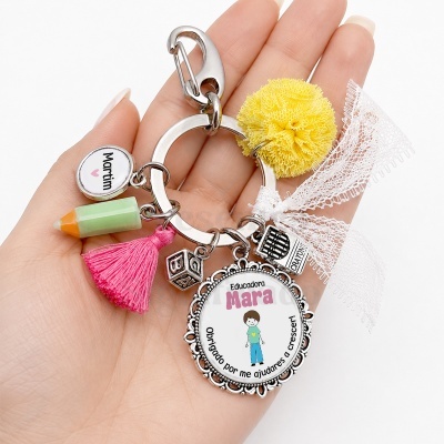 Porta-chaves metálico com pendentes coloridos e medalha personalizada para educadora