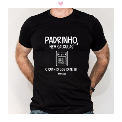 T-shirt preta com estampa branca e texto em português.