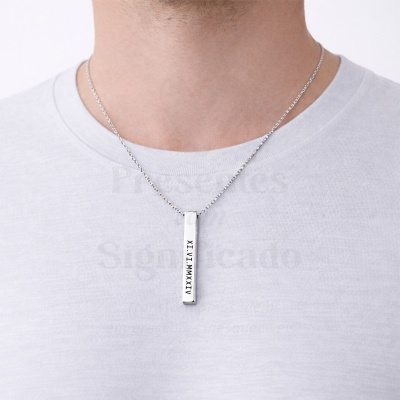 Colar prateado com pendente retangular e inscrição em números romanos