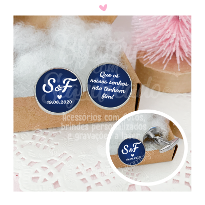 Botões de punho azuis escuros com texto branco S&F 19.06.2020 e frase em caixa castanha