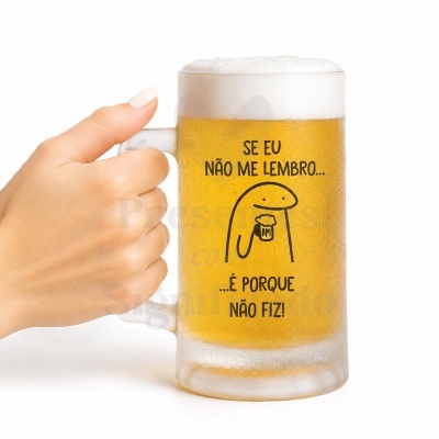 Caneca de vidro translúcido com cerveja e texto humorístico em português, mão a segurar.