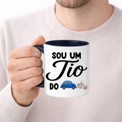Caneca branca com texto e emojis, interior azul escuro.