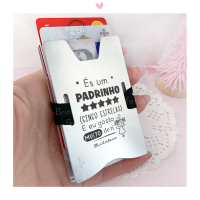 Carteira de metal com texto gravado e cartões dentro