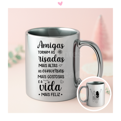Caneca metálica prateada com texto em português sobre amizade e risadas