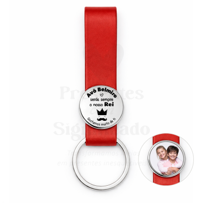 Porta-chaves em couro vermelho com chapa metálica personalizada e foto de crianças