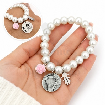 Pulseira de contas brancas com pendentes rosa, medalhão com foto e figura com nome Maria.