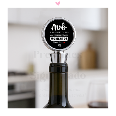 Rolha para garrafa com mensagem para avô em fundo preto e letras brancas.