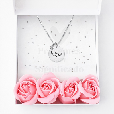 Colar prateado com pendente de coração com asas em caixa branca com quatro rosas cor-de-rosa