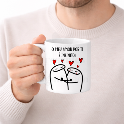 Caneca branca com desenho de duas figuras abraçadas e texto em português sobre amor