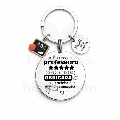 porta-chaves metálico redondo com pendentes decorativos e texto de agradecimento para professora